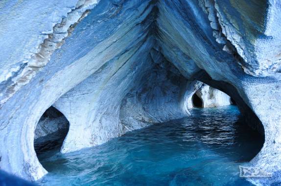 Uma piscina interior na Catedral de Mármore, no lago General Carrera, região de Puerto Rio Tranquilo, na Carretera Austral, sul do Chile
